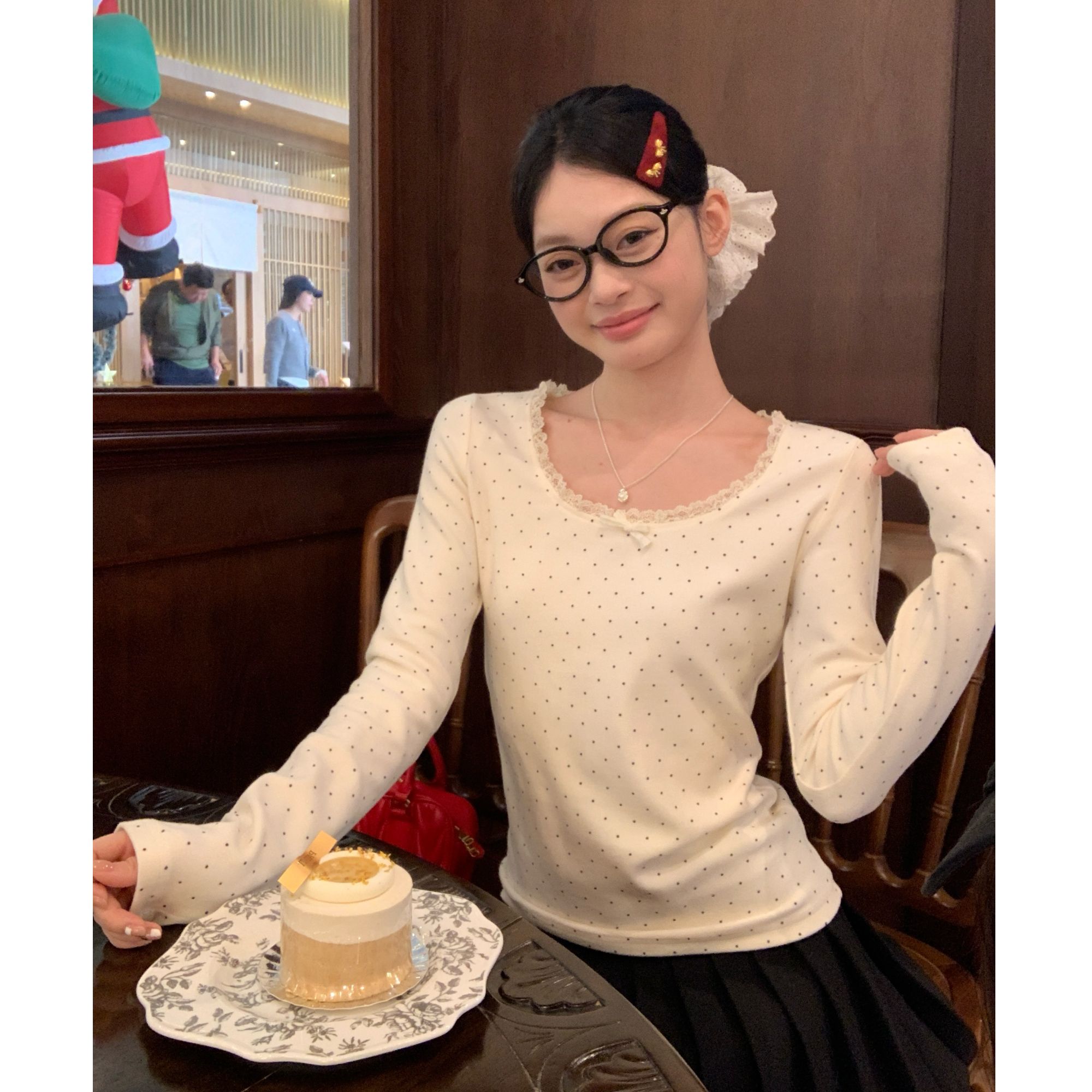 宋正恩12/29新品【米白波点蕾丝边柔肤修身长袖内搭T恤】AA27220