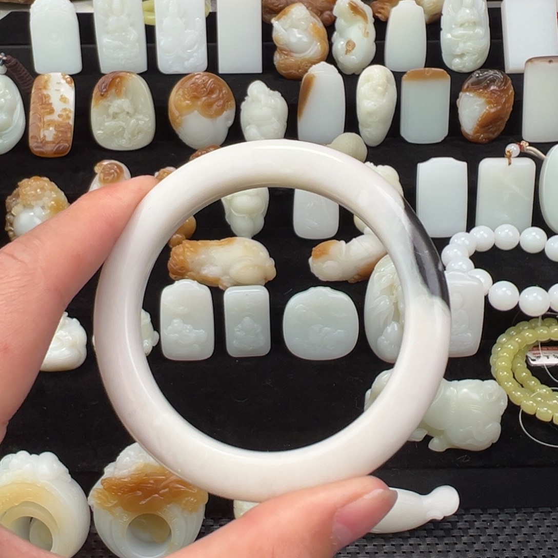 和田玉颈饰未镶嵌