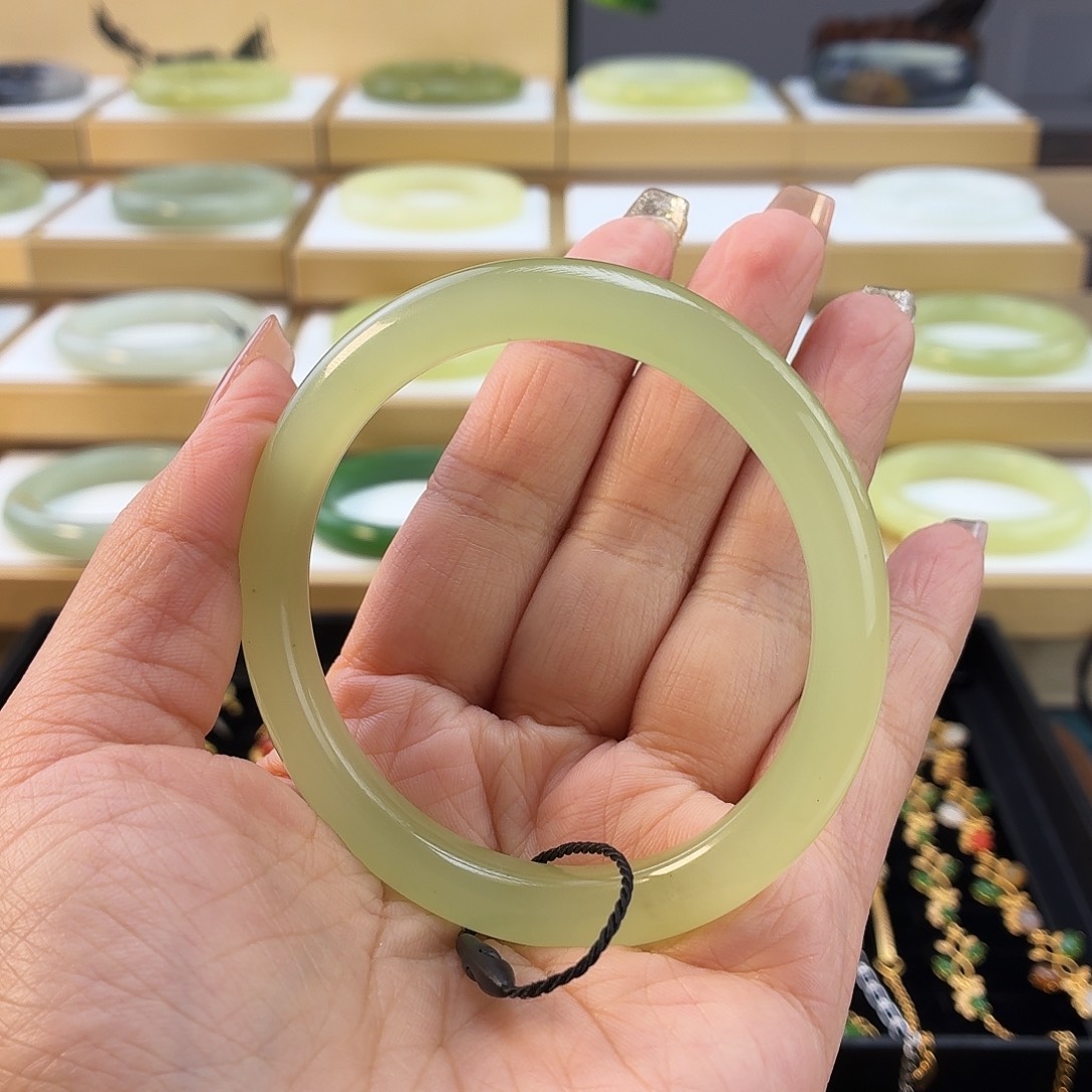 和田玉未镶嵌手镯