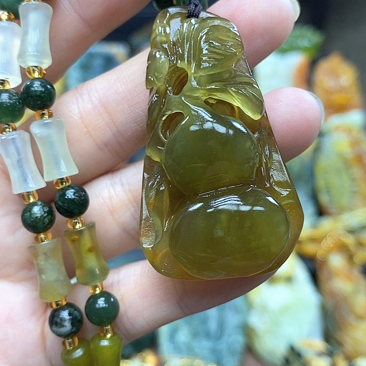 蛇纹石玉未镶嵌颈饰