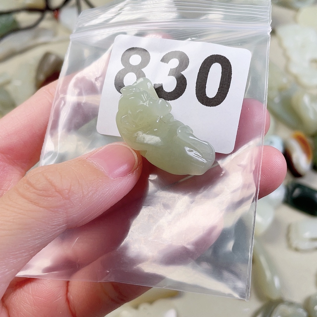 颈饰未镶嵌和田玉（糖玉）