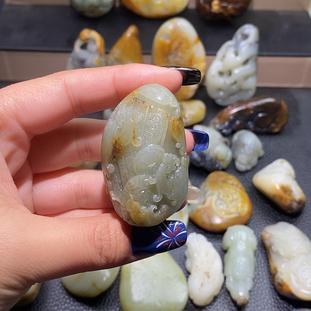 武***穆和田玉未镶嵌颈饰