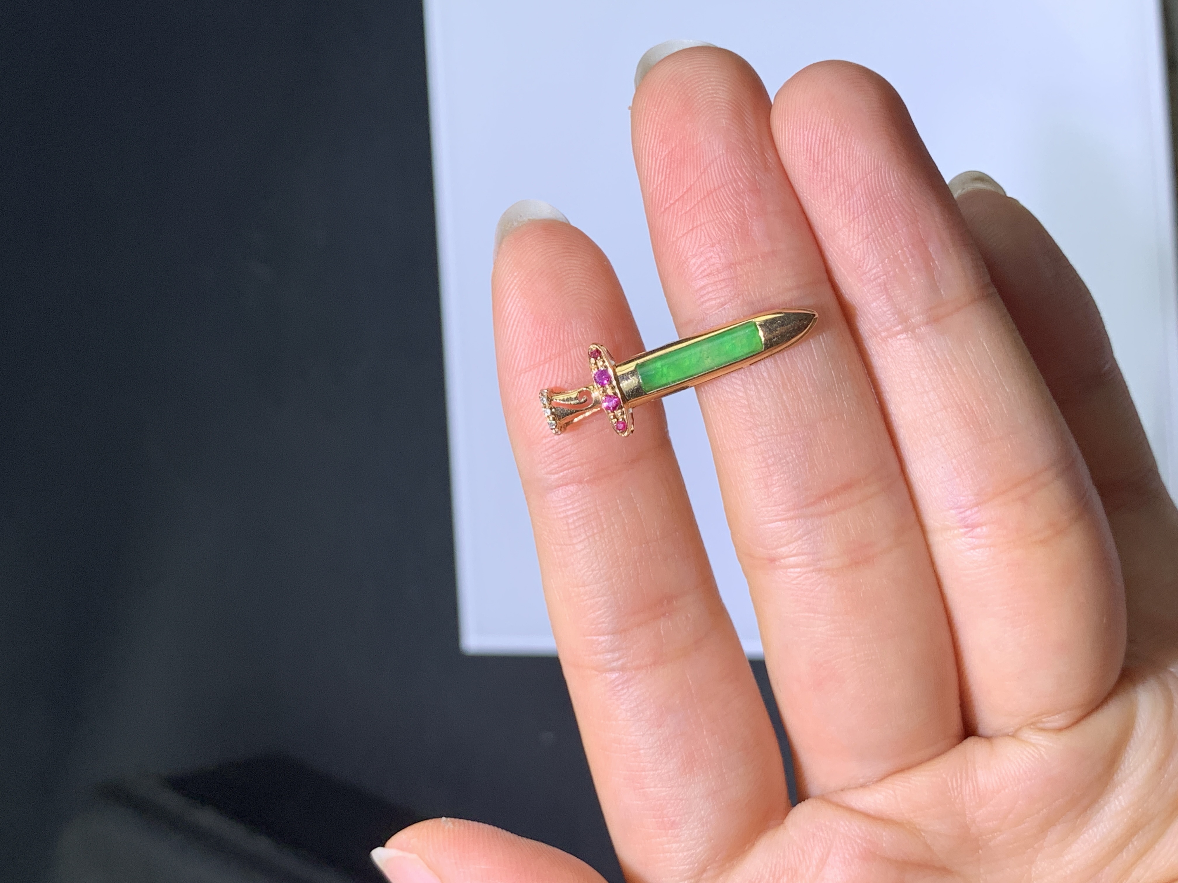 18K金绿马鞍镶嵌宝剑吊坠鉴赏