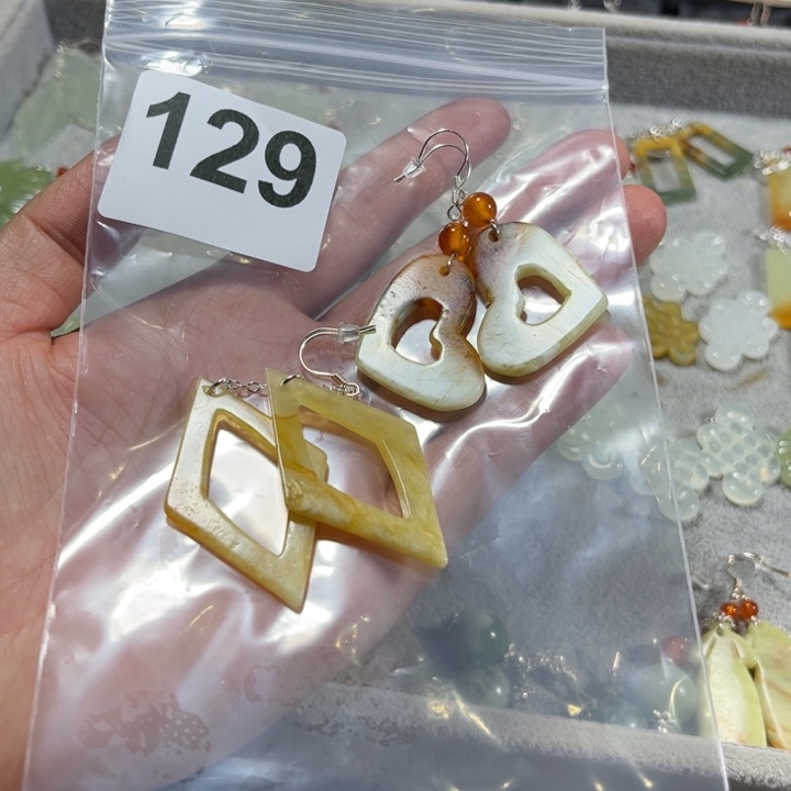 蛇纹石玉耳饰未镶嵌酒**子