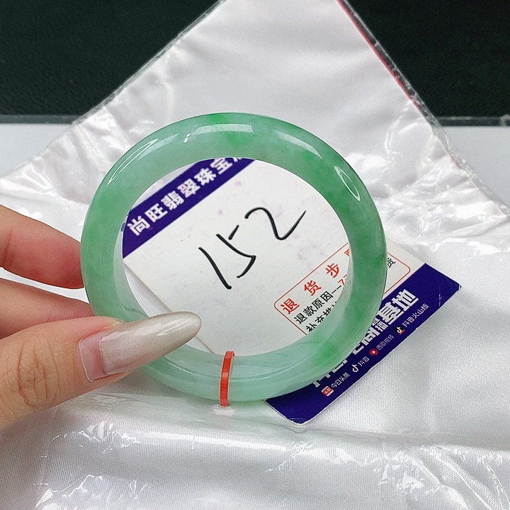 翡翠手镯未镶嵌翡翠12