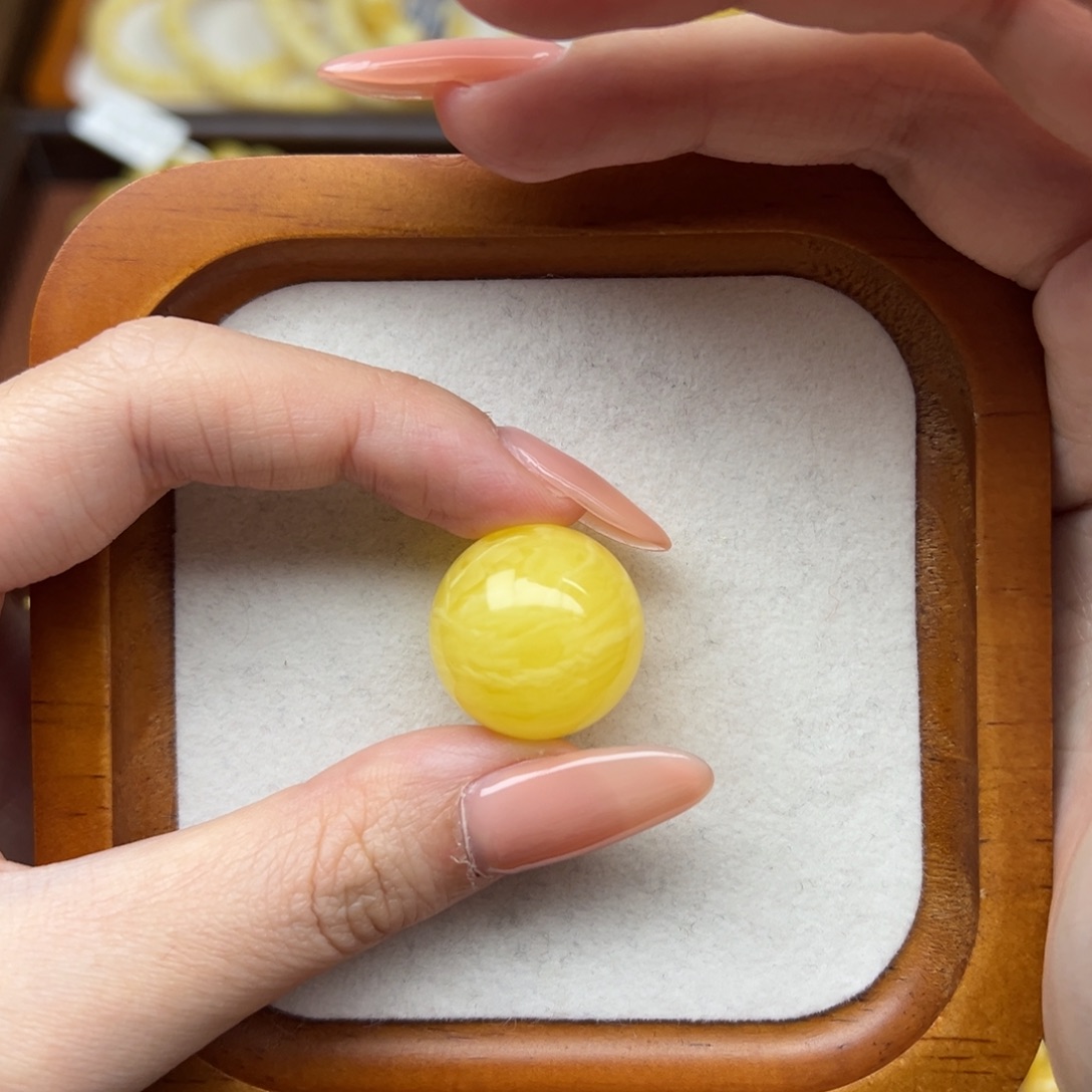 逮***鹅琥珀未镶嵌珠宝奇石20mm