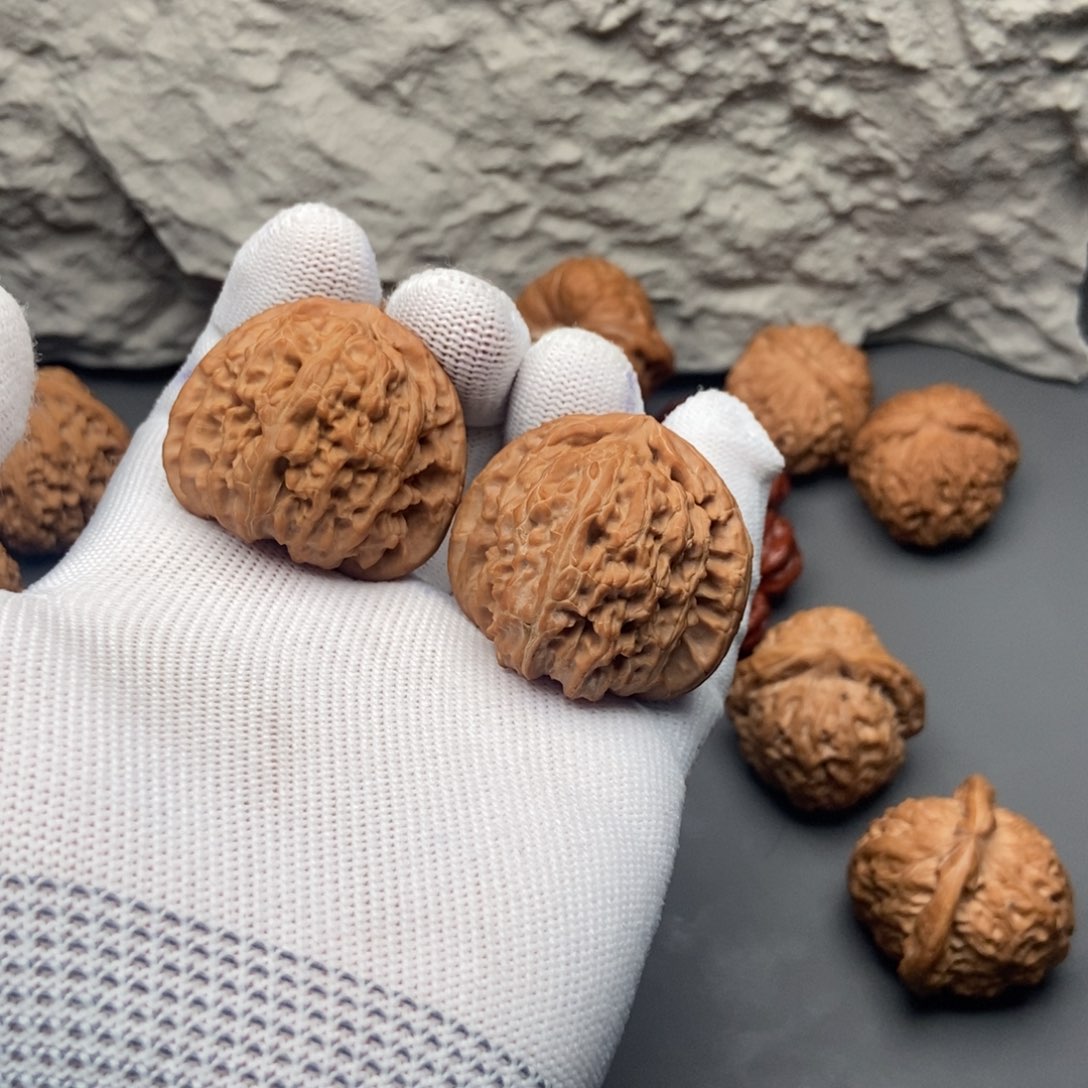 冬***灼吊坠文玩核桃42三角白狮子