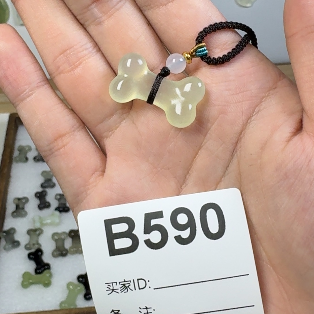蛇纹石玉吊坠未镶嵌小**呆