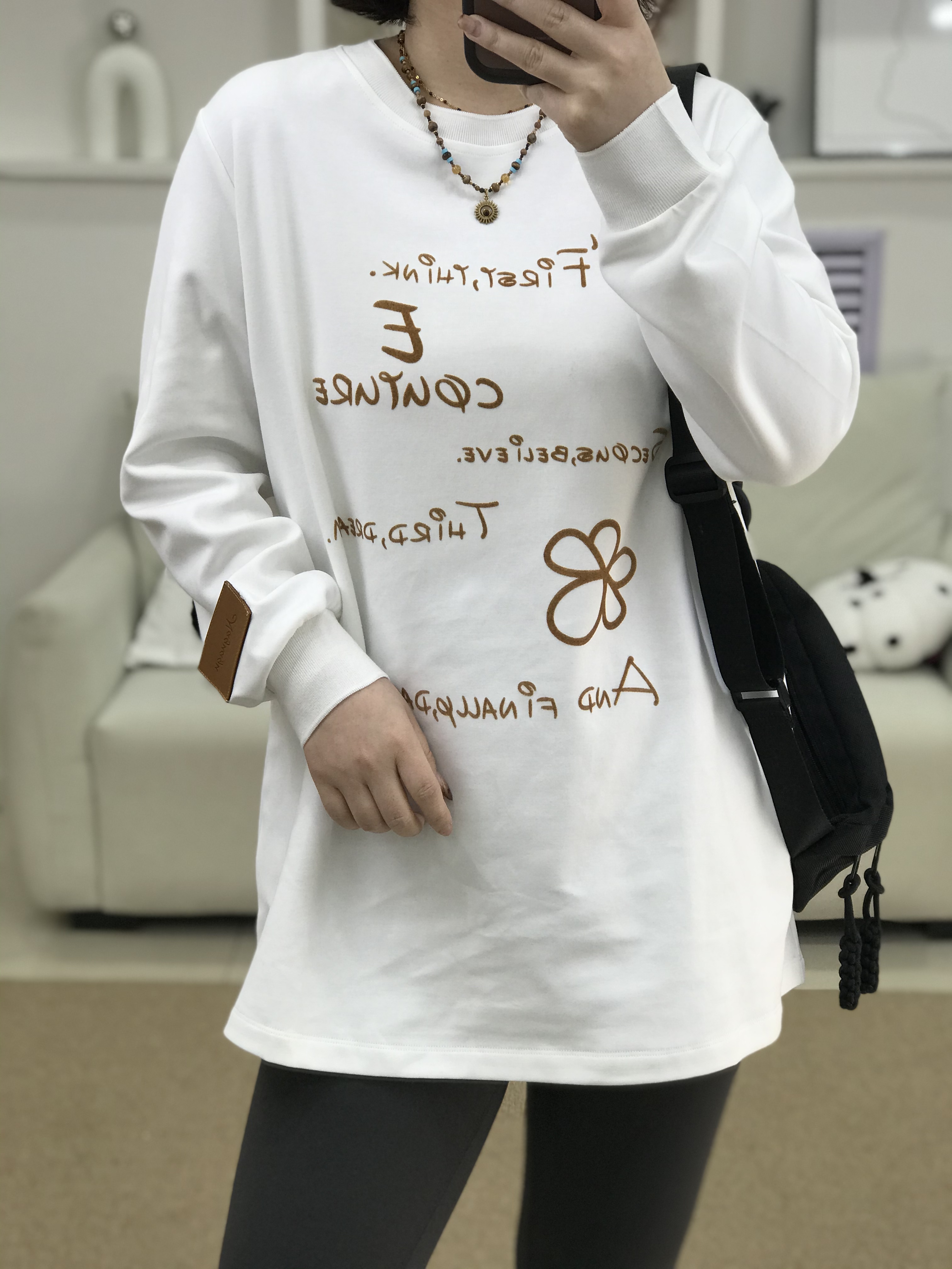 {莹莹推荐}5908冬季大码女装休闲字母小花打底T恤