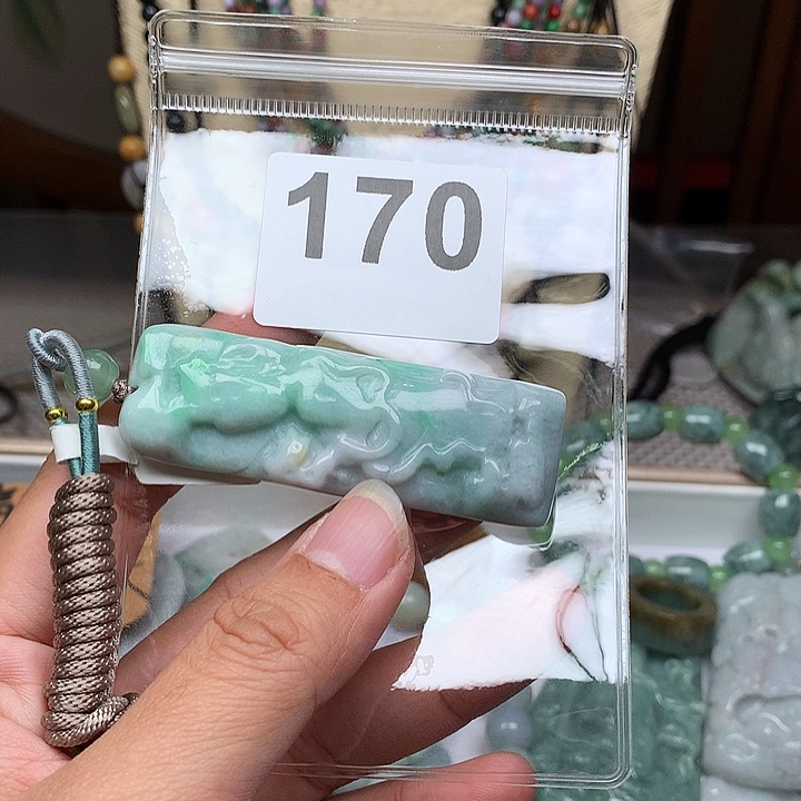 翡翠颈饰未镶嵌不**老翡翠