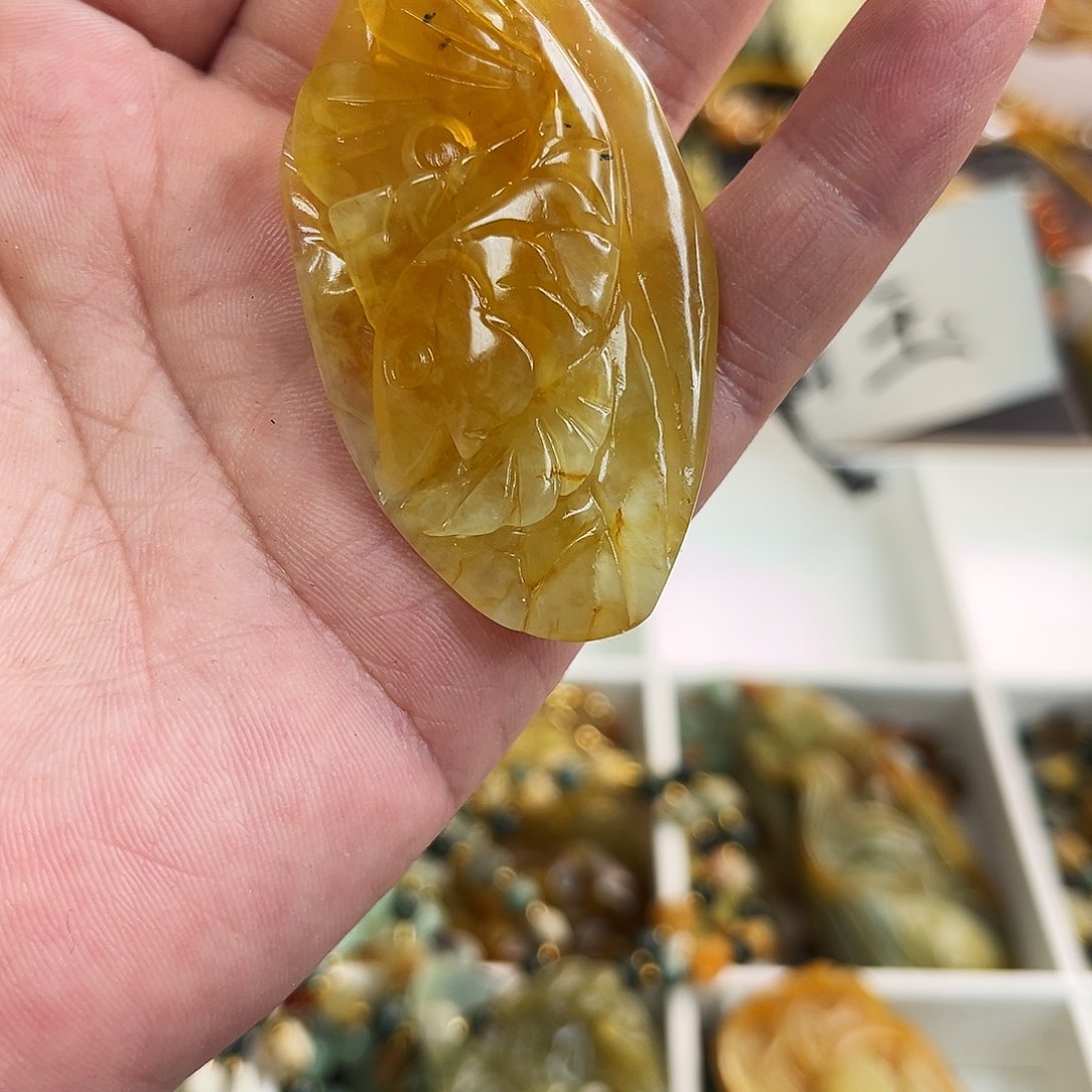 蛇纹石玉颈饰未镶嵌