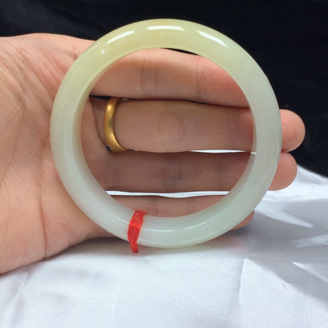 翡翠未镶嵌手镯（圆镯）57.6