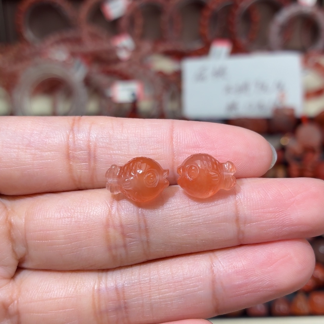 南红玛瑙未镶嵌颈饰嘟嘟鱼一对