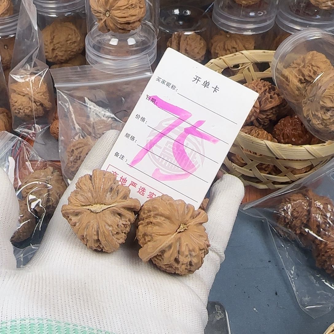 文玩核桃吊坠白狮子