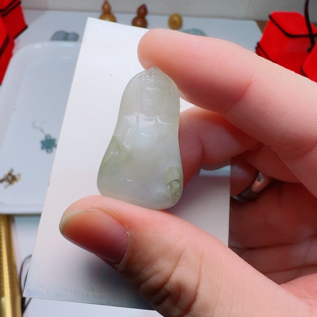 翡翠未镶嵌颈饰观音