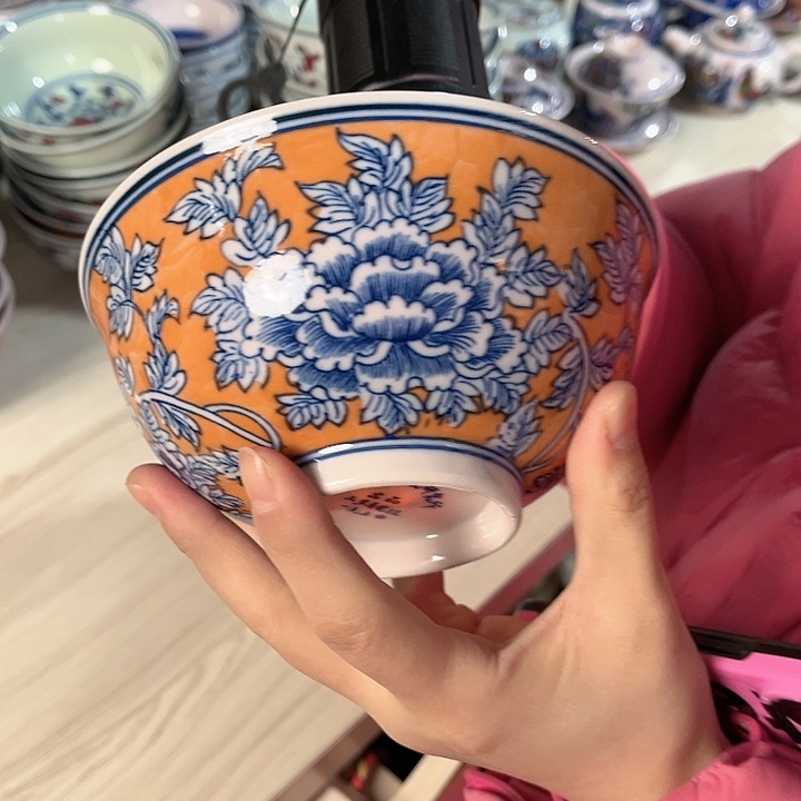 瓷片////直径15厘米。红。