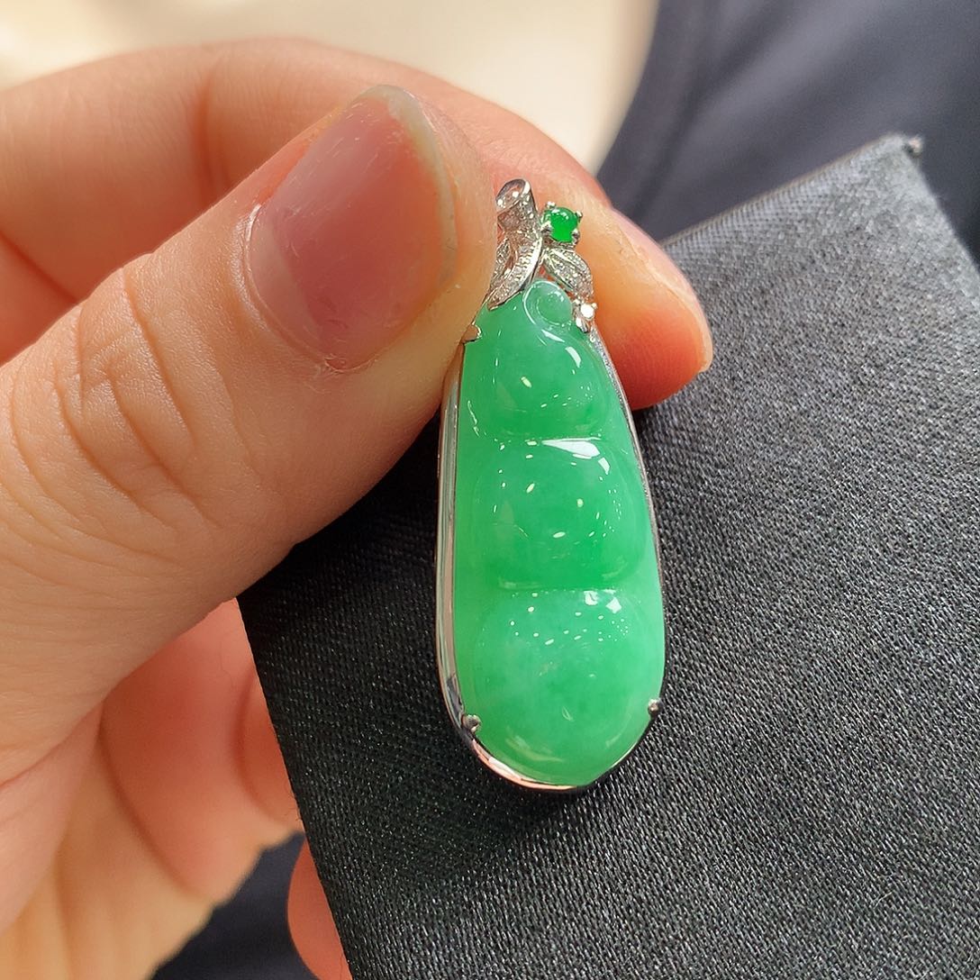 翡翠18K金镶嵌颈饰福豆