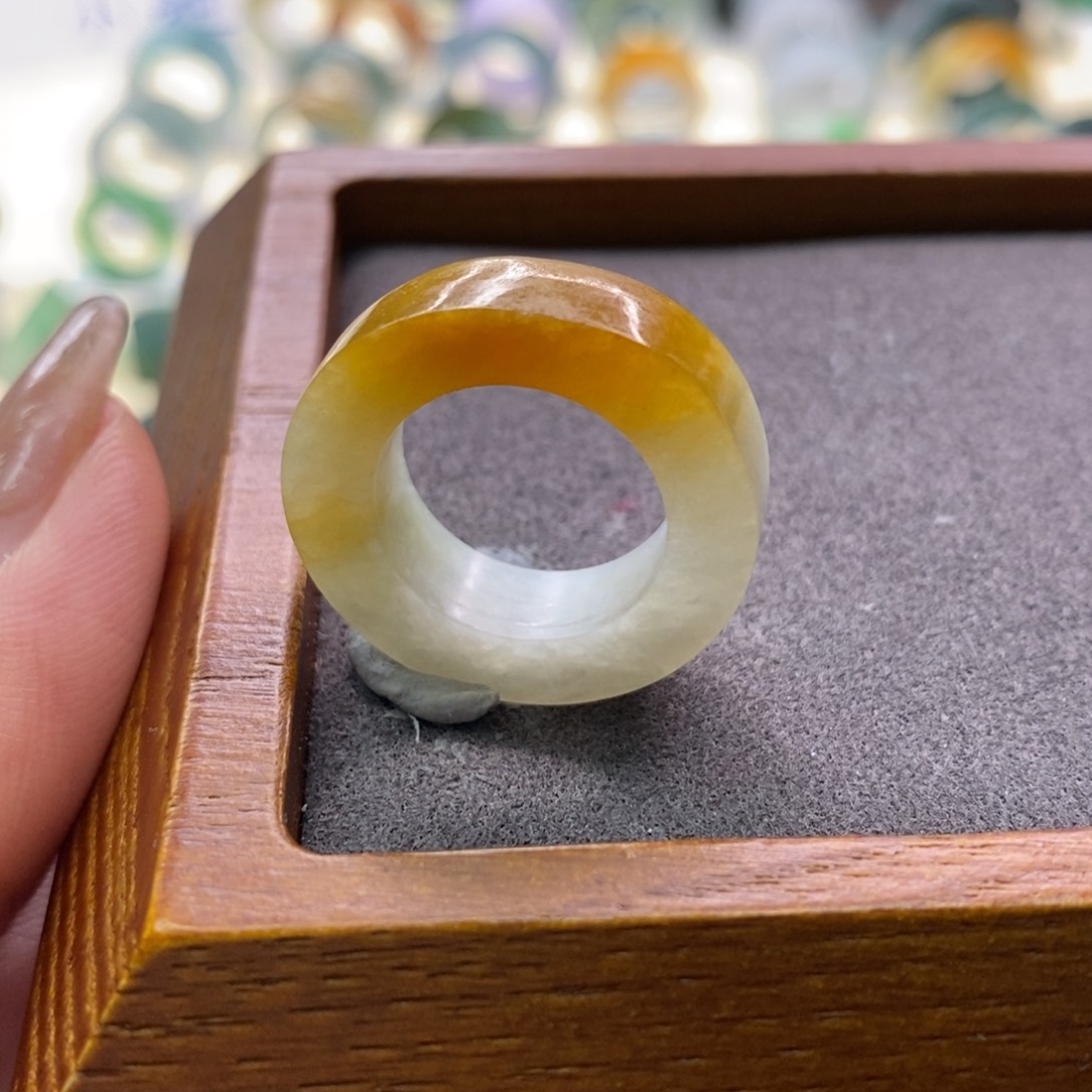 定制翡翠未镶嵌有纹裂