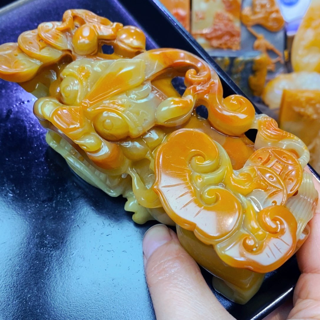 未镶嵌石英质玉（黄龙玉）颈饰