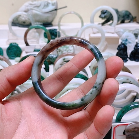 未镶嵌独山玉手镯