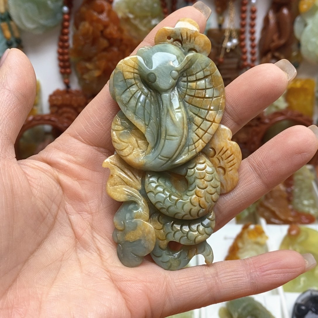 蛇纹石玉颈饰未镶嵌