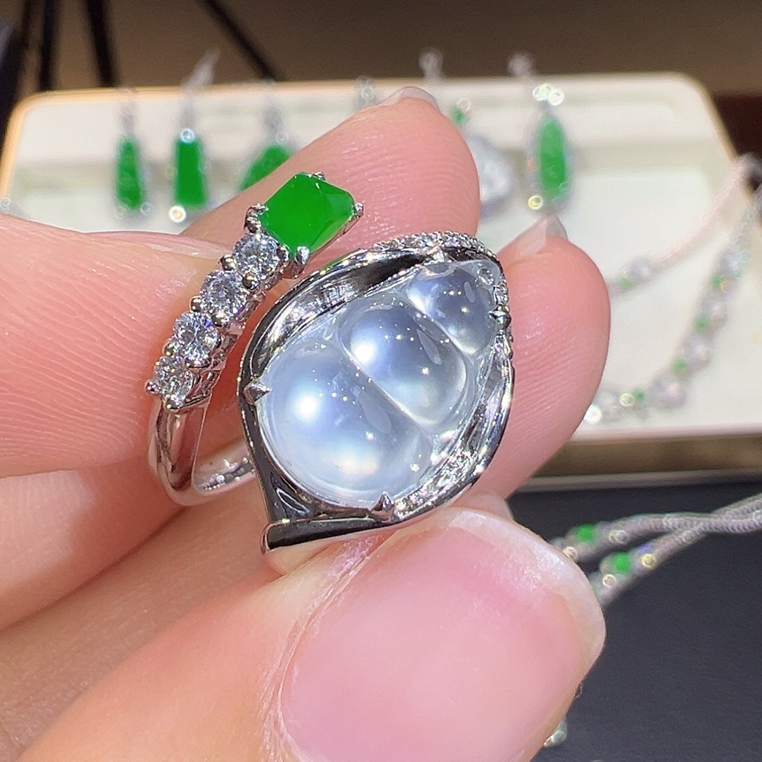 翡翠18K金镶嵌戒指