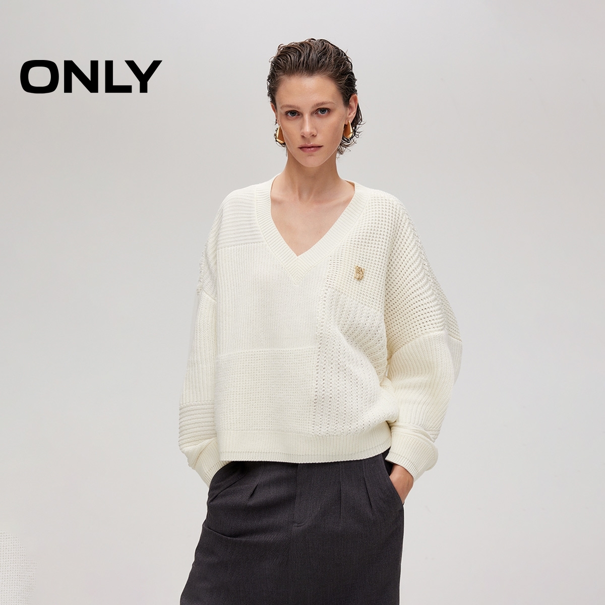 2025冬季新款V领宽松落肩不对称编织肌理针织衫女|125413046