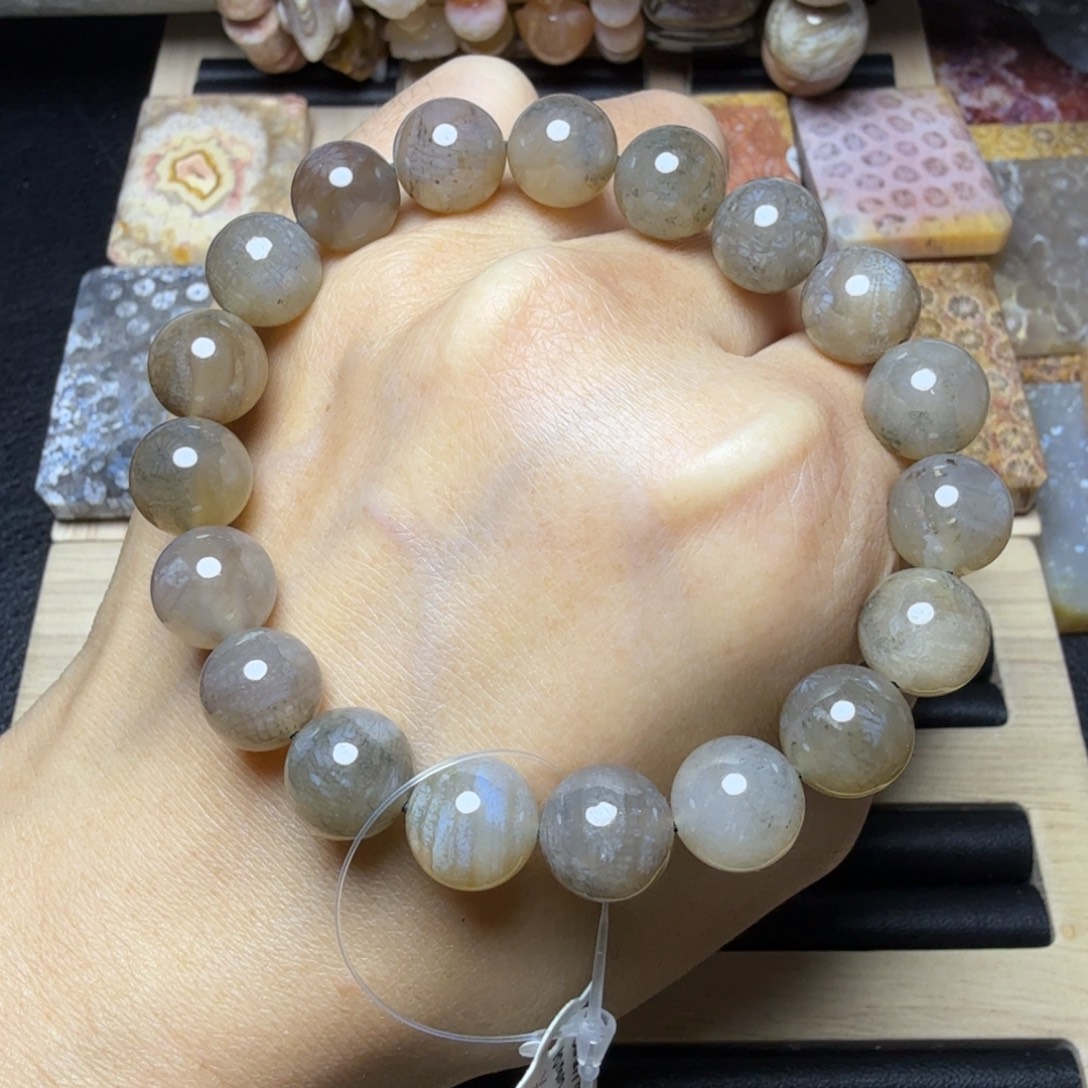 硅化玉未镶嵌19颗10咪，飘黑金沙的冰花