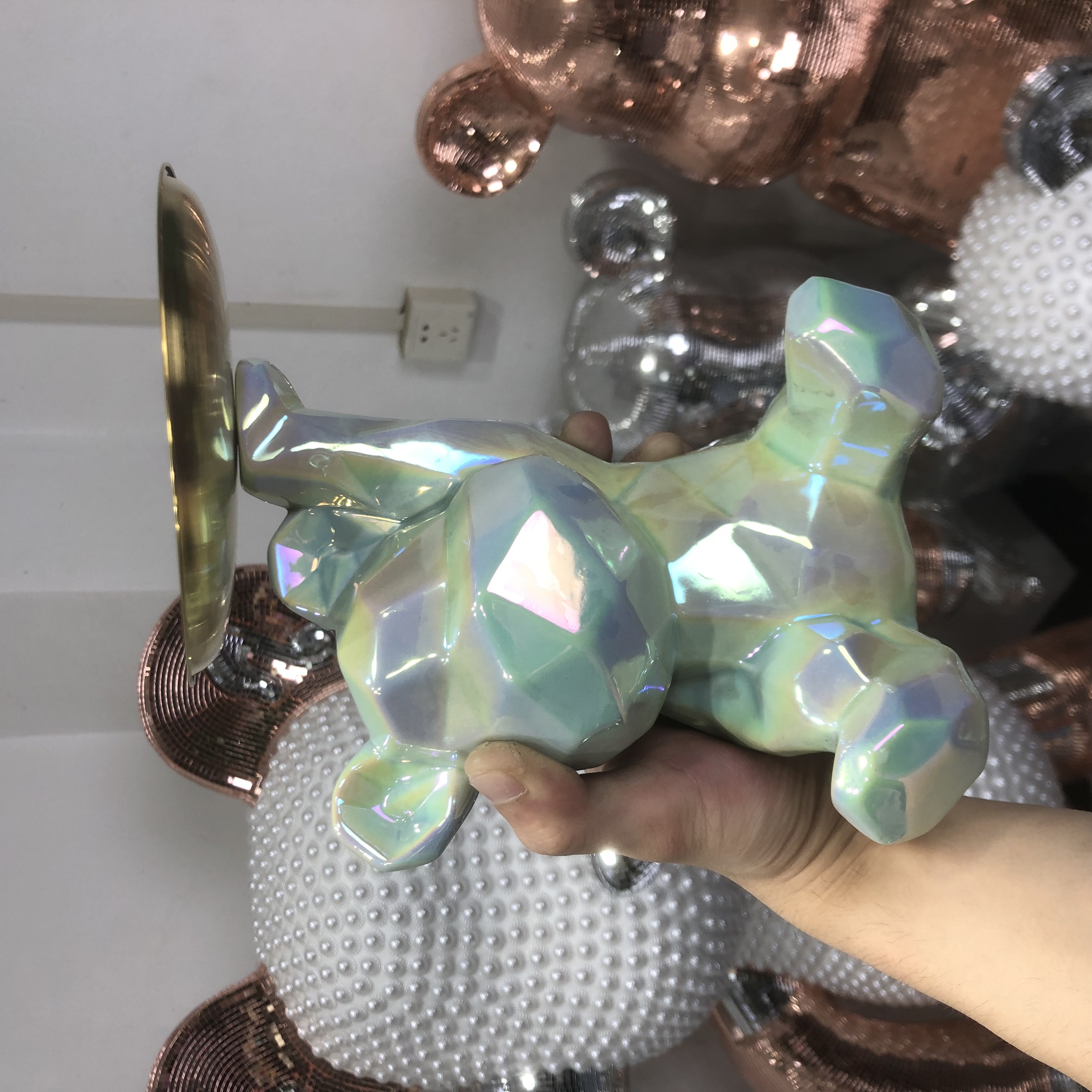青色翡翠色举盘小熊陶瓷电镀摆件