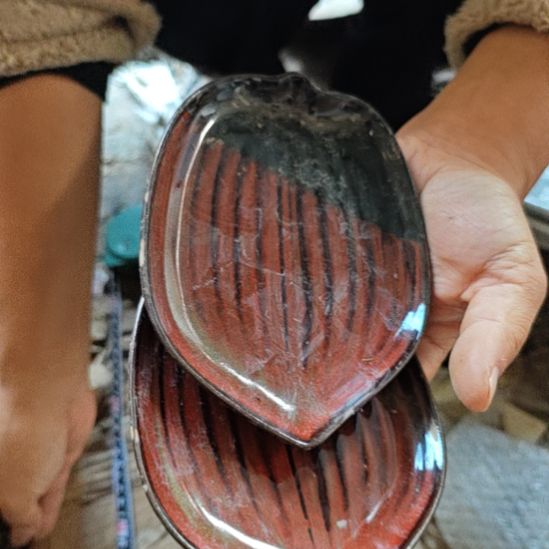 库存微瑕铁红釉碟子两个