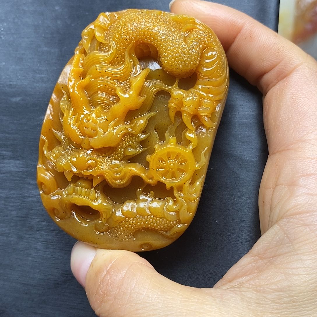 石英质玉（黄龙玉）颈饰未镶嵌