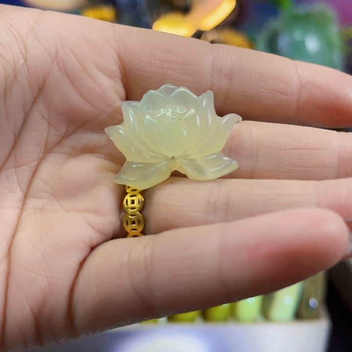 蛇纹石玉颈饰未镶嵌荷花