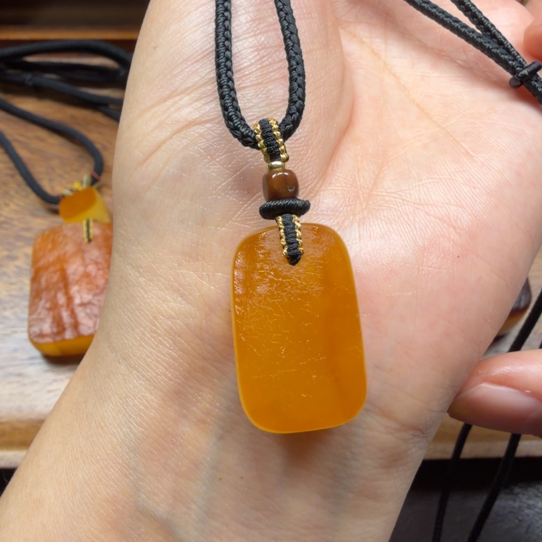 琥珀未镶嵌吊坠(赠链)