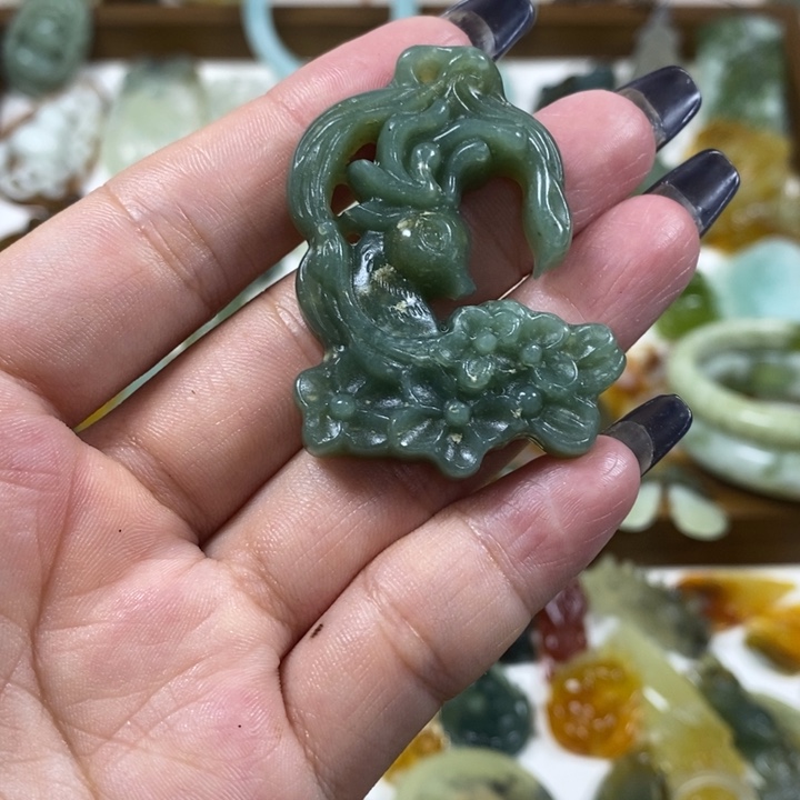 未镶嵌蛇纹石玉吊坠