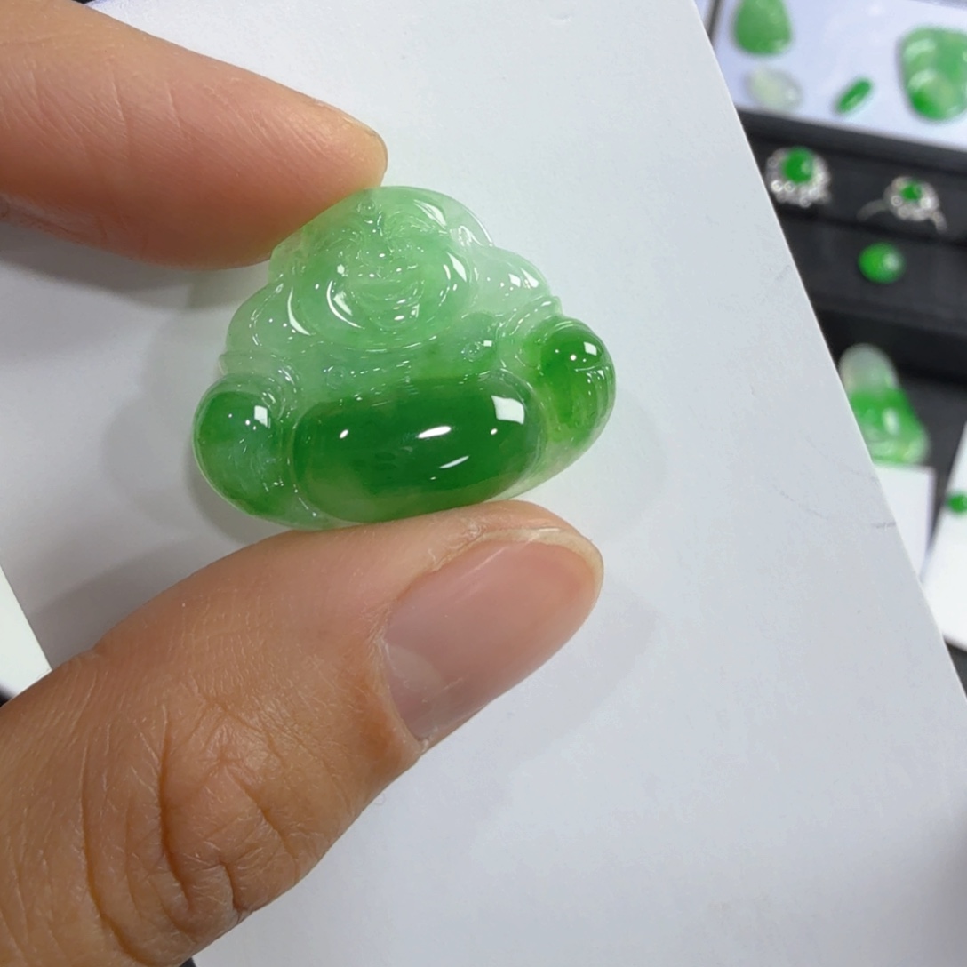 翡翠颈饰未镶嵌佛公