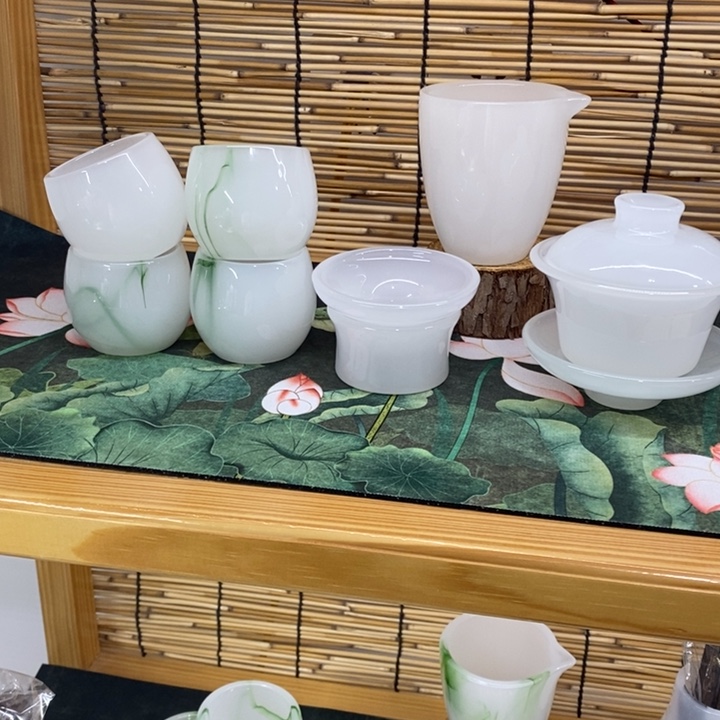琉璃手工艺品白玉一套，六个绿色主人杯白色一个