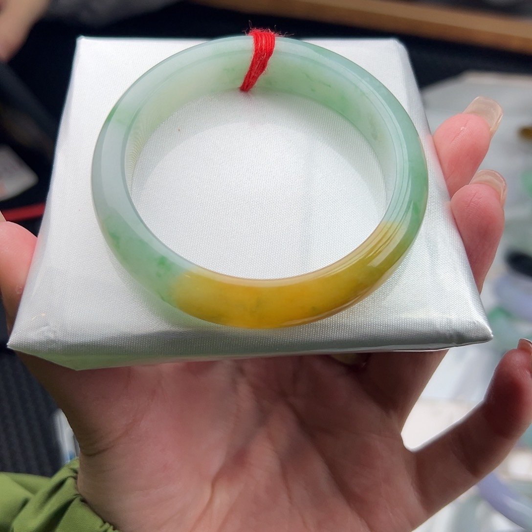 翡翠手镯未镶嵌四****司手镯