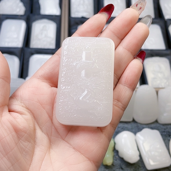 石英质玉（金丝玉）颈饰未镶嵌唐*新疆金丝玉双面雕工