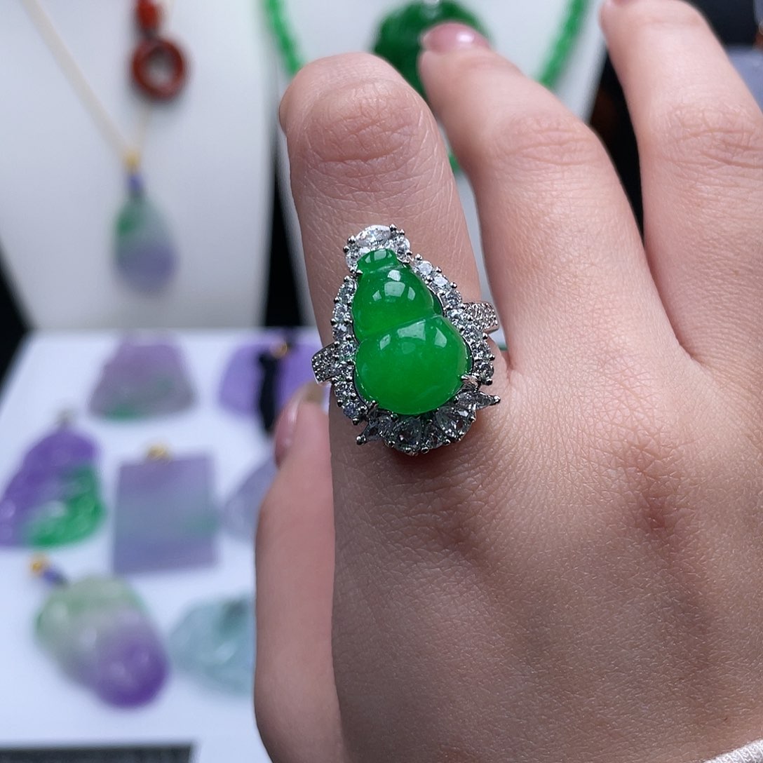 翡翠吊坠(赠链)未镶嵌