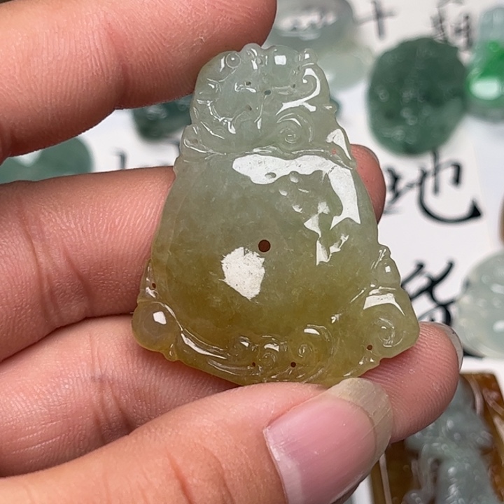 翡翠未镶嵌颈饰貔貅扣