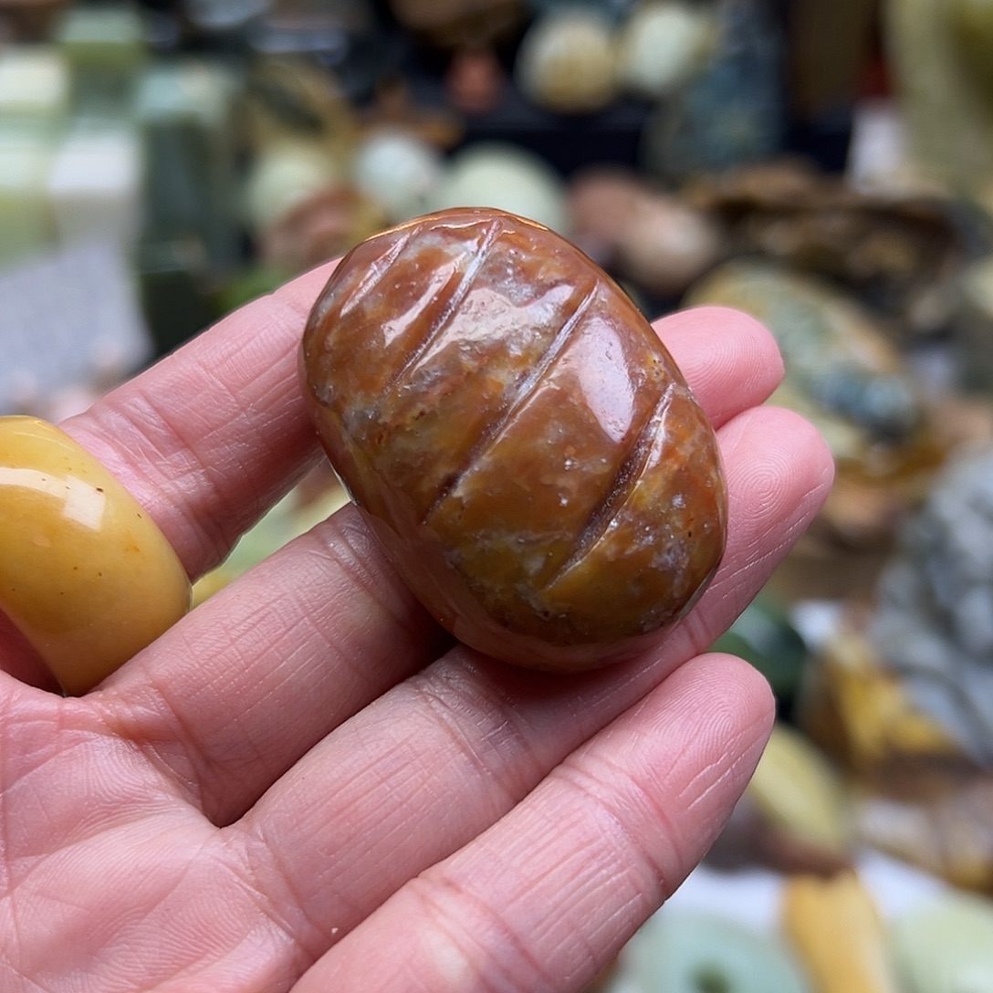 岫玉未镶嵌颈饰辽阳红面包没光好