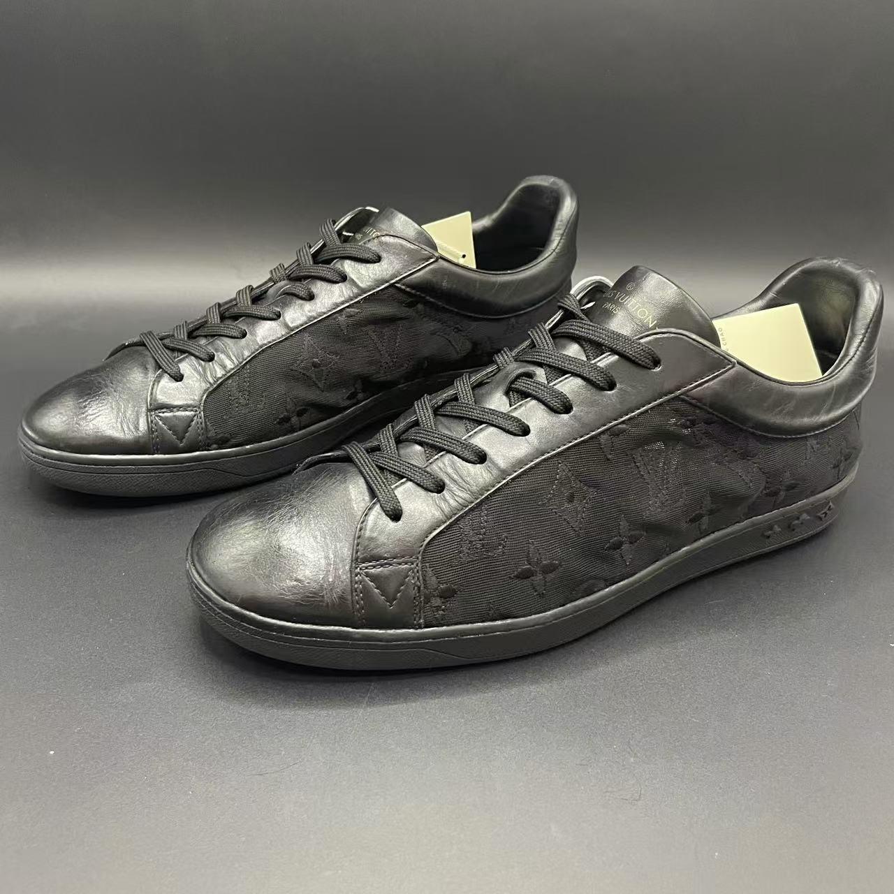 95新 LouisVuitton/路易威登 男士黑色满印休闲板鞋43.5码 lo214s