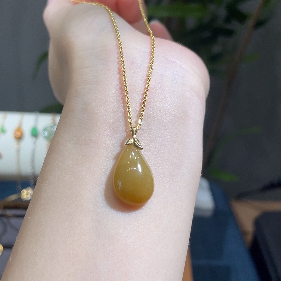 翡翠18K金镶嵌吊坠(不含链)黄翡水滴