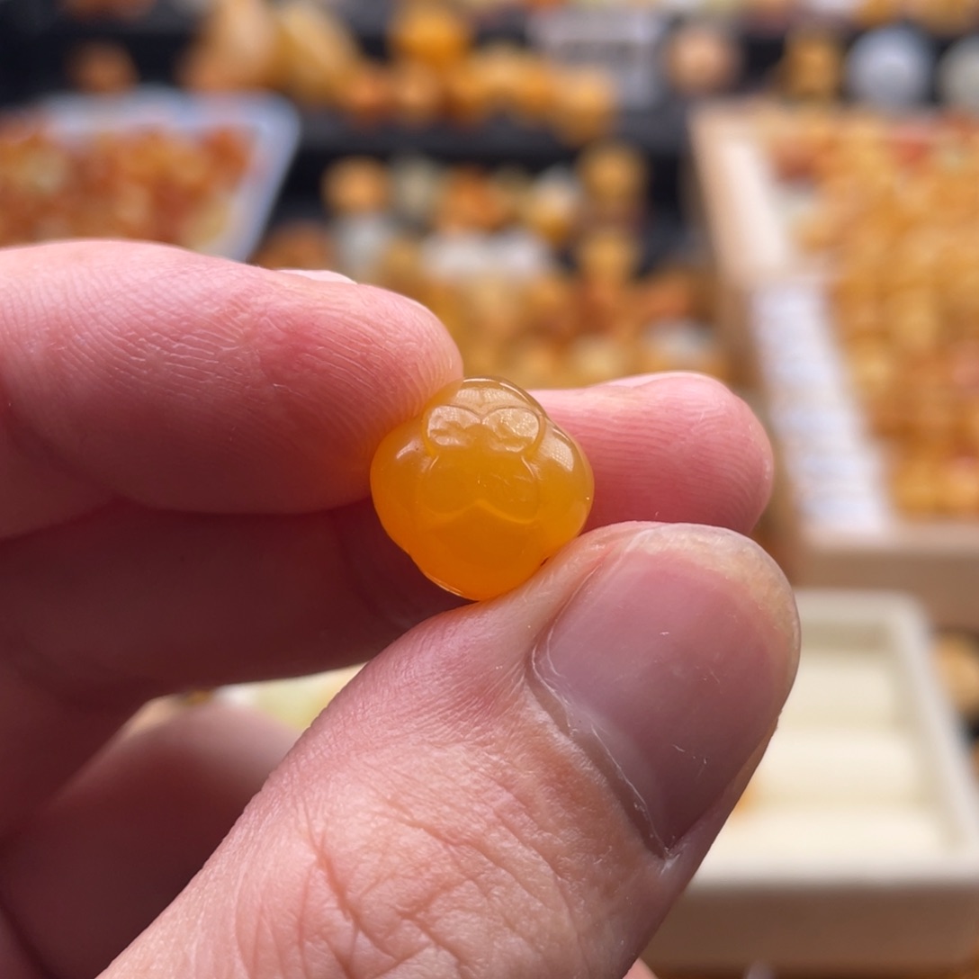 石英质玉（缅黄）未镶嵌颈饰别****糕