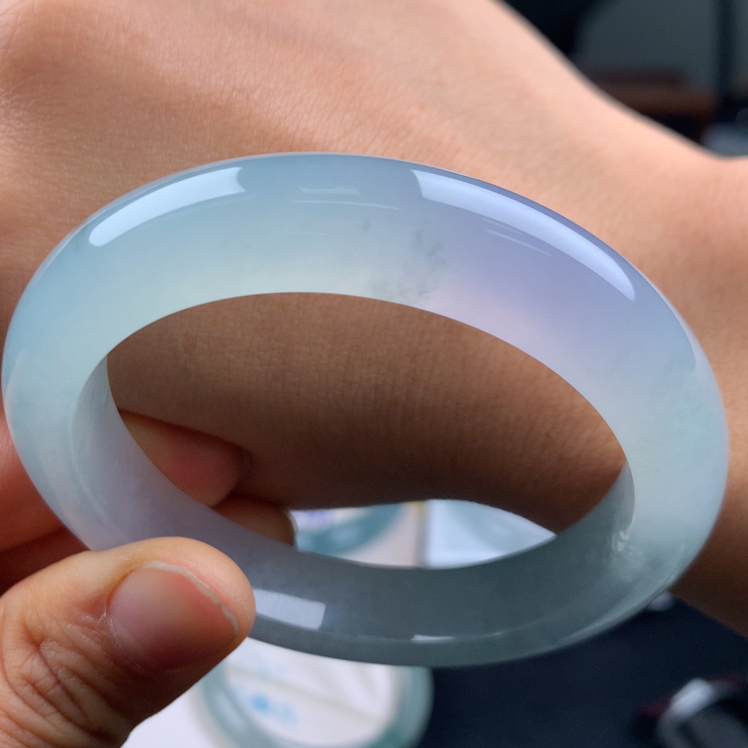 翡翠未镶嵌手镯冰透起光