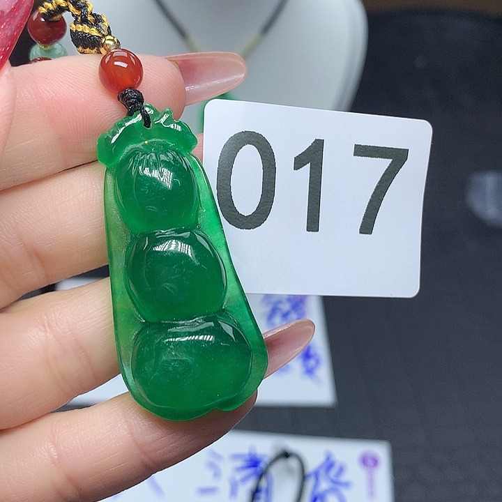 翡翠吊坠(赠链)未镶嵌