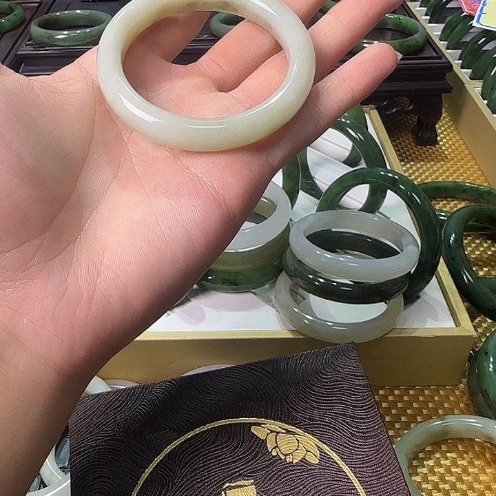 未镶嵌手镯和田玉（碧玉）