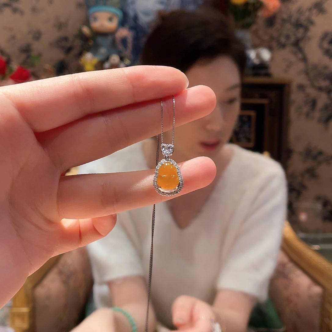 翡翠吊坠(赠链)18K金镶嵌