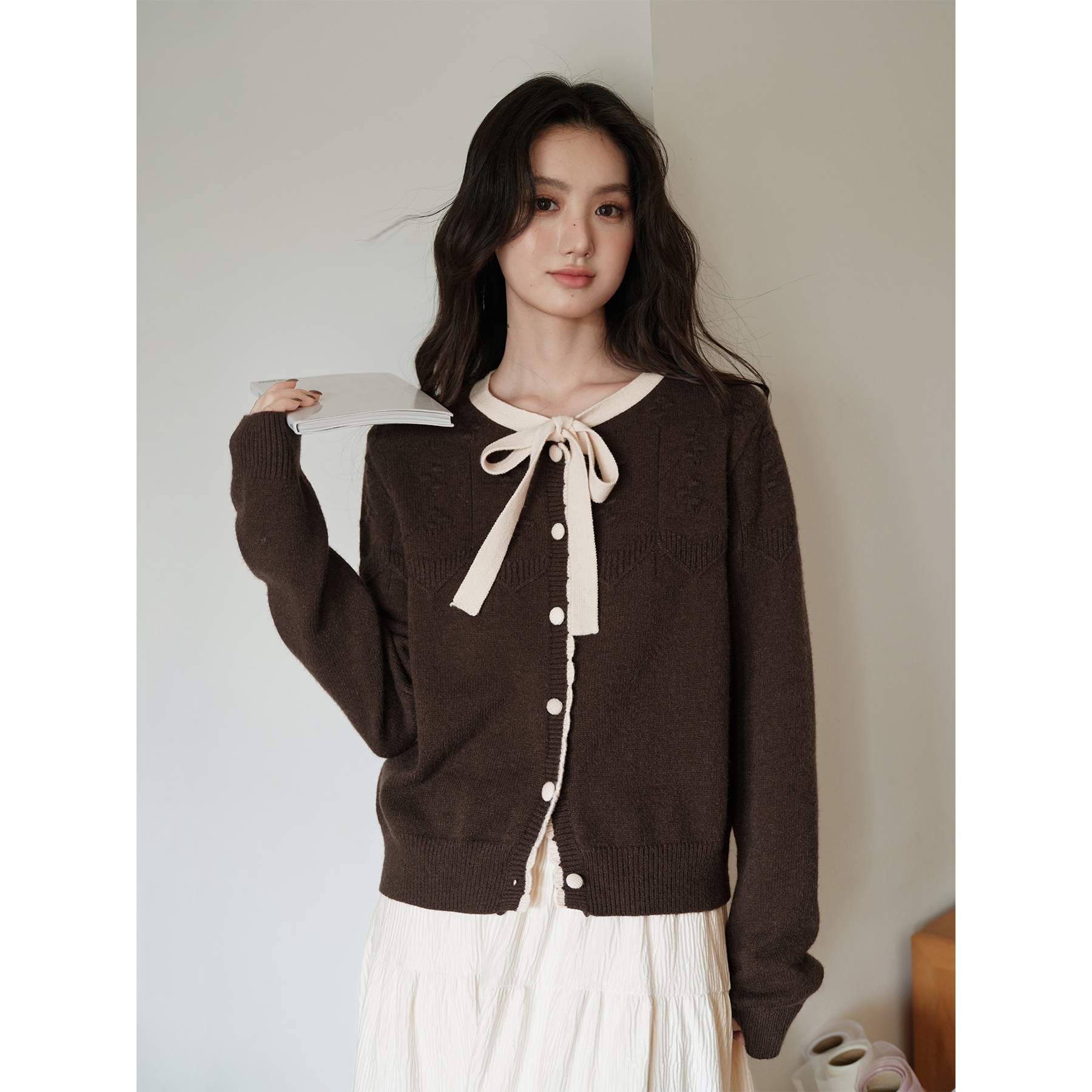 爱蔷薇大码秋冬领口绑带针织衫女2025新款可外穿咖色上衣GT79380