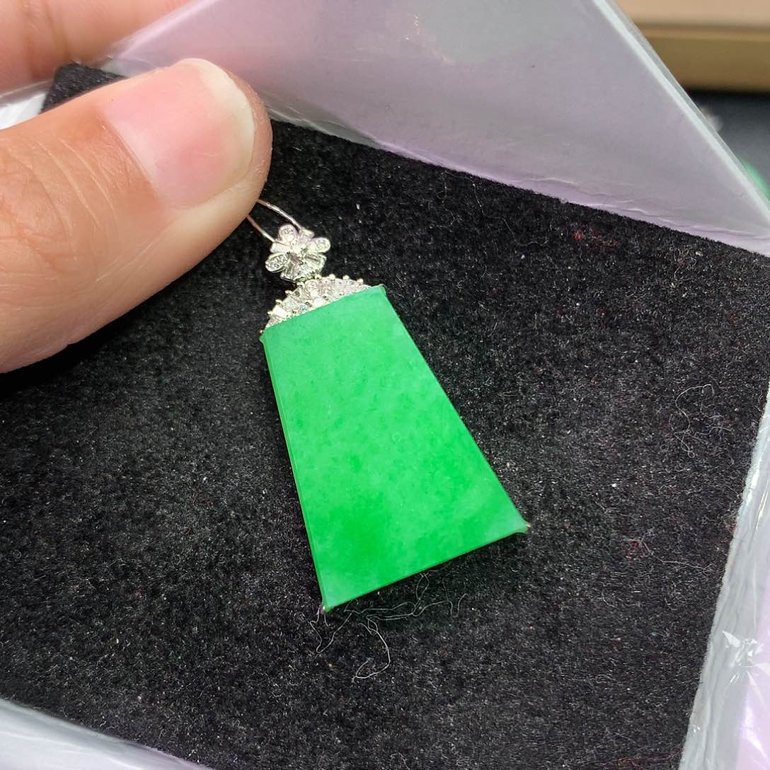 翡翠吊坠(赠链)18K金镶嵌